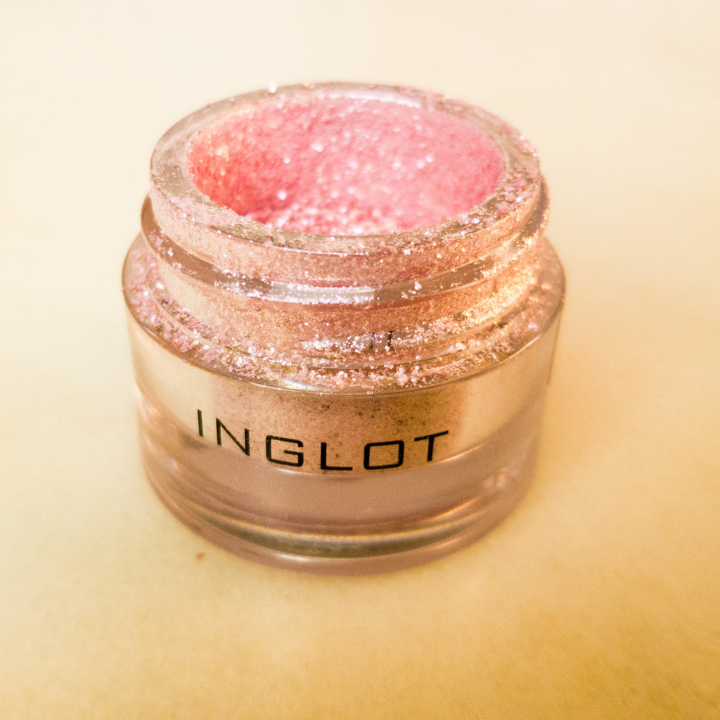 Pigment Inglot numer 111, kosmetyki kolorowe.